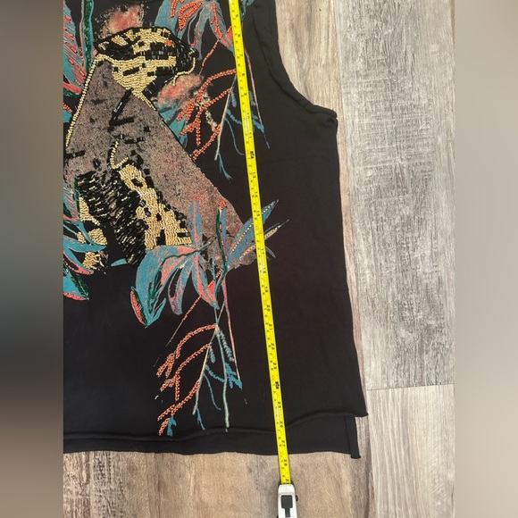 Black Sleeveless Graphic Top - Picture 6 of 10